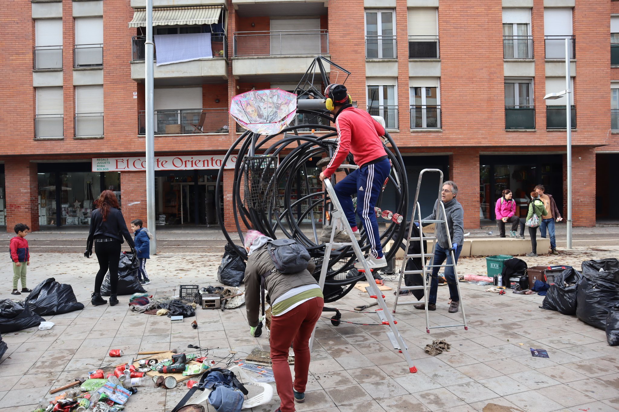 L'artista Edgar Massegú en el moment de fer l'escultura a la Plaça Llibertat de Salt | © Emma Granyer