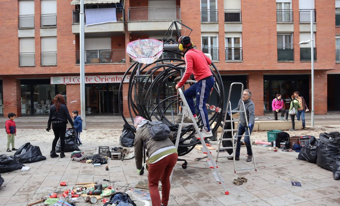 L'artista Edgar Massegú en el moment de fer l'escultura a la Plaça Llibertat de Salt | © Emma Granyer L'artista Edgar Massegú en el moment de fer l'escultura a la Plaça Llibertat de Salt | © Emma Granyer