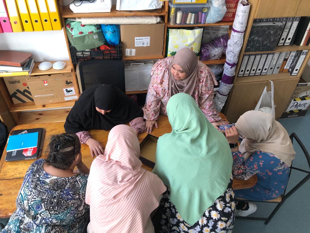 La Fatima, la Melouda, la Hackima, l’Ikram, la Zaima i la Margarita reunides al voltant de la taula. | © C. J.