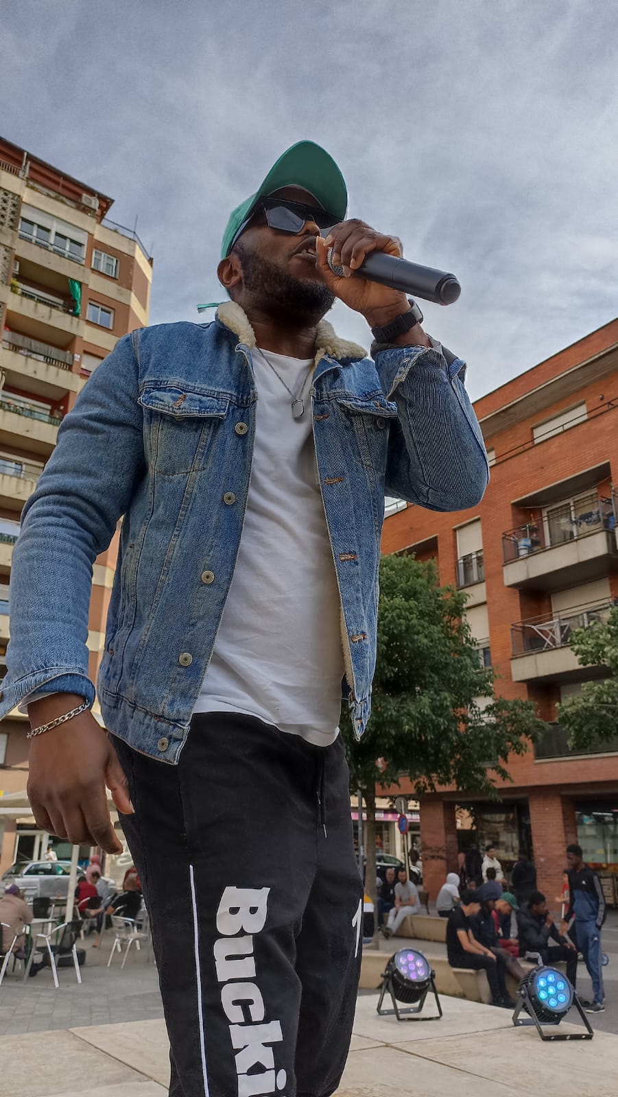 Mikrayo durant la seva actuació.